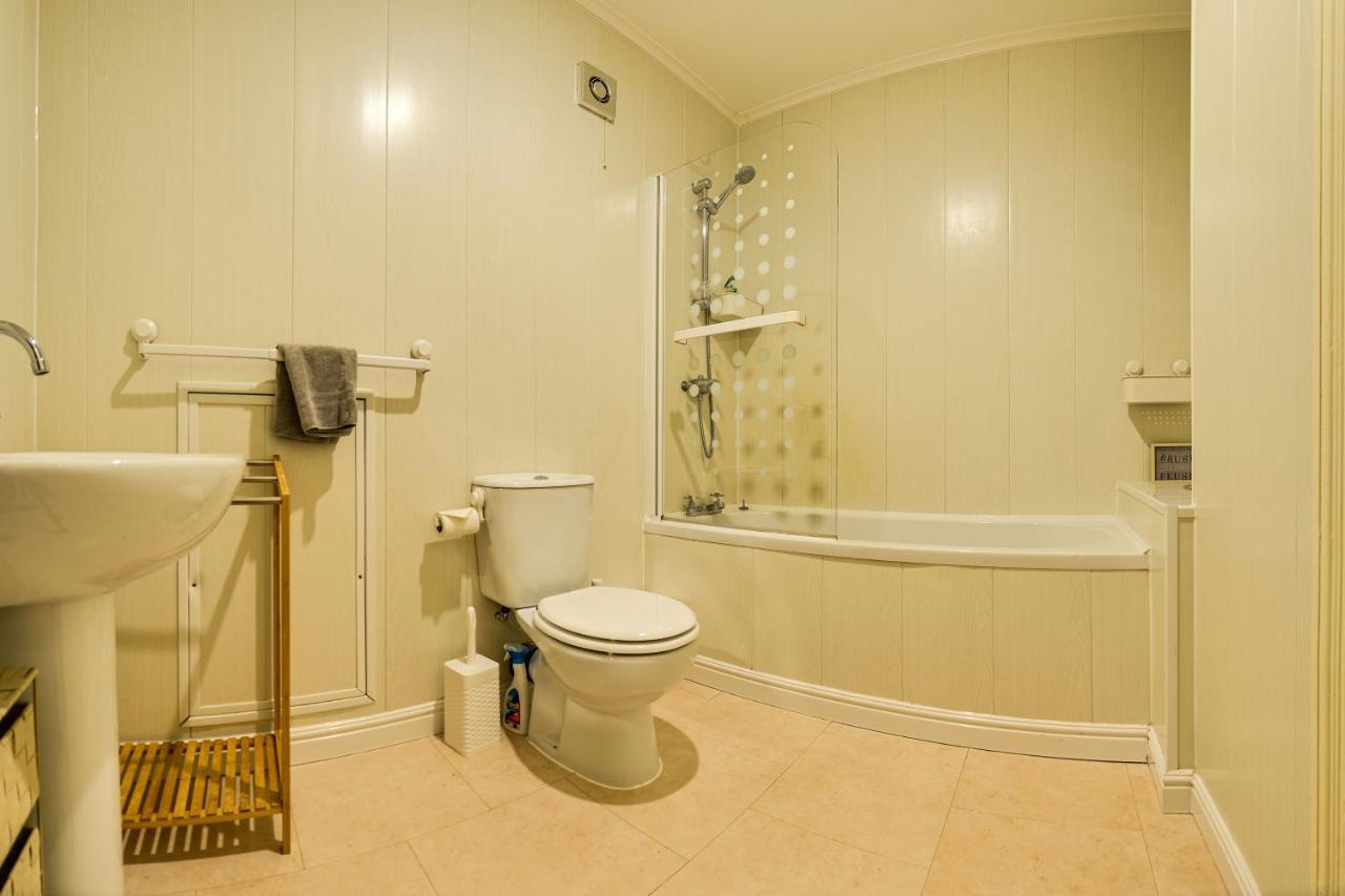 The Whitby Prospect, 2 Bed Apartment With Stunning Views, 2 Mins From Beach Exterior photo