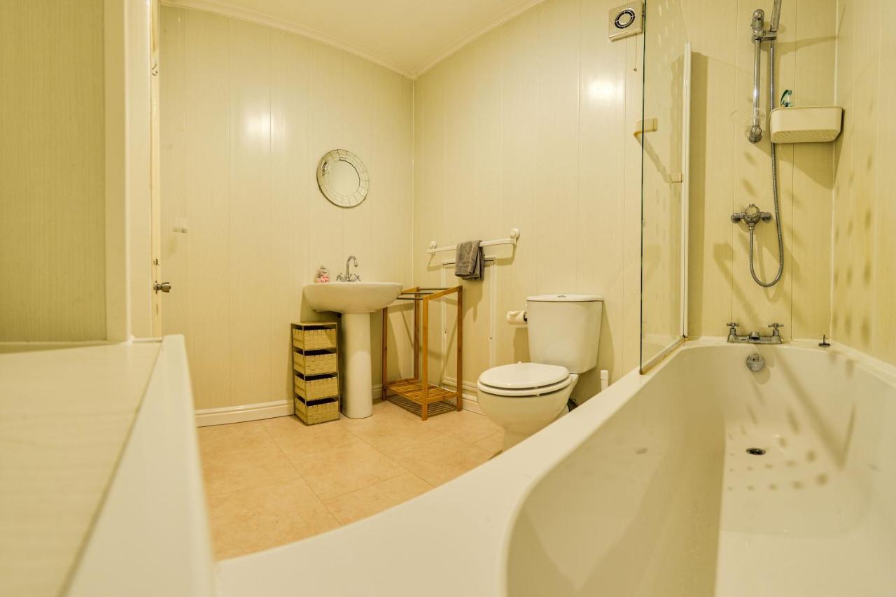 The Whitby Prospect, 2 Bed Apartment With Stunning Views, 2 Mins From Beach Exterior photo